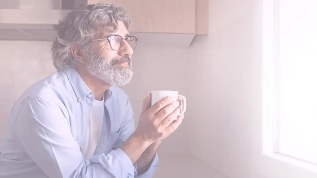 Hombre adulto respirando con calma mientras reconoce síntomas de ansiedad y busca apoyo psicológico