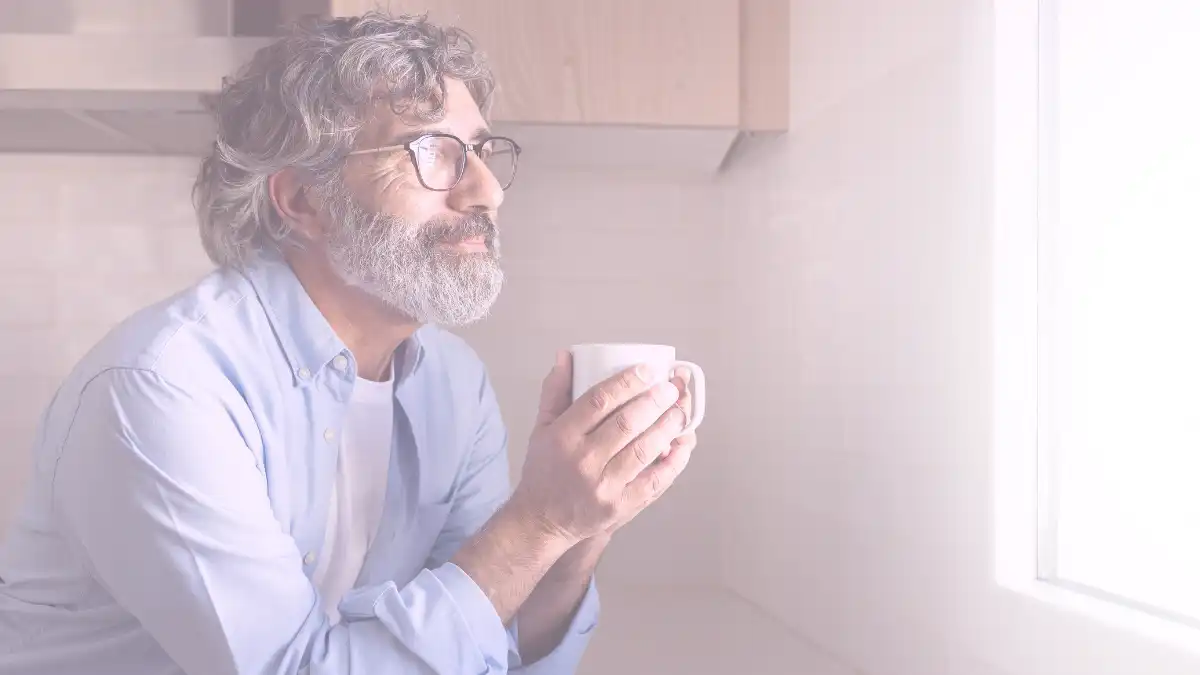 Hombre adulto respirando con calma mientras reconoce síntomas de ansiedad y busca apoyo psicológico