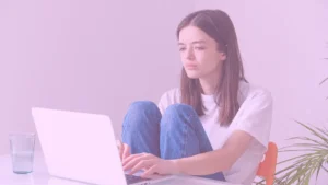 Persona reflexionando sobre señales de que necesita ir a terapia online