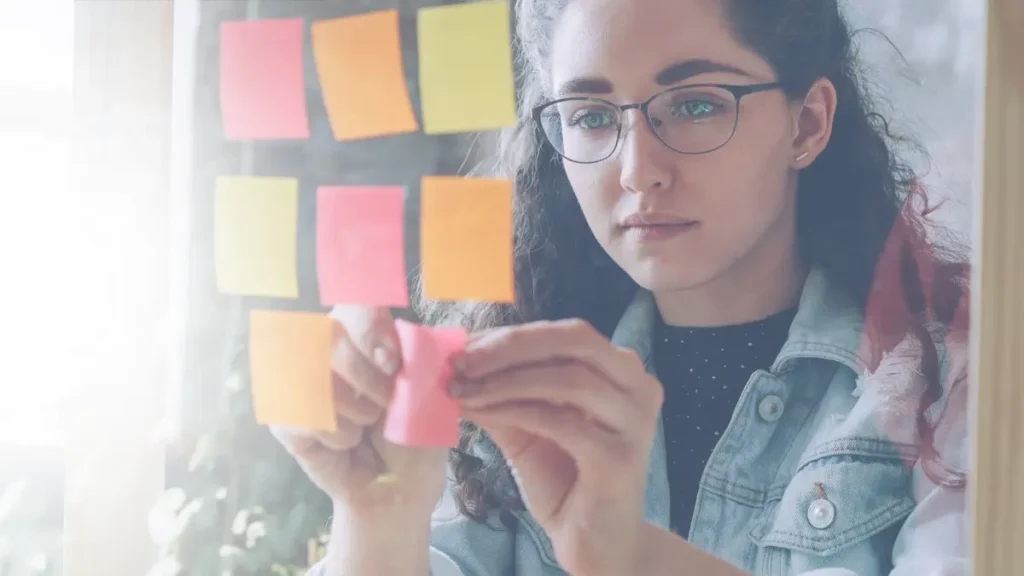 Mujer adulta organizando pendientes y reconociendo señales de TDAH en adultos