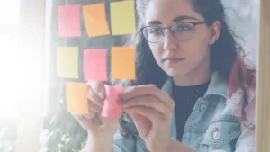 Mujer adulta organizando pendientes y reconociendo señales de TDAH en adultos